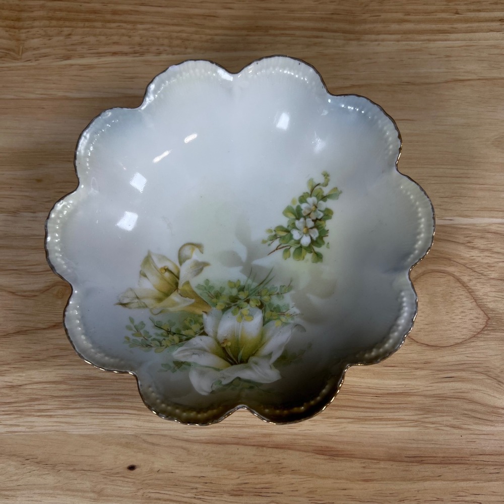 RS Germany Porcelain Scalloped Nut Bowl White Yellow Lily Floral Gold Rim 5 inch